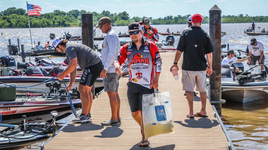 FLW-college-bass-anglers-arrive-to-weigh-in-at-the-YETI-FLW-College-Fishing20National-Championship-in-2018.-Drew-Aspinwall